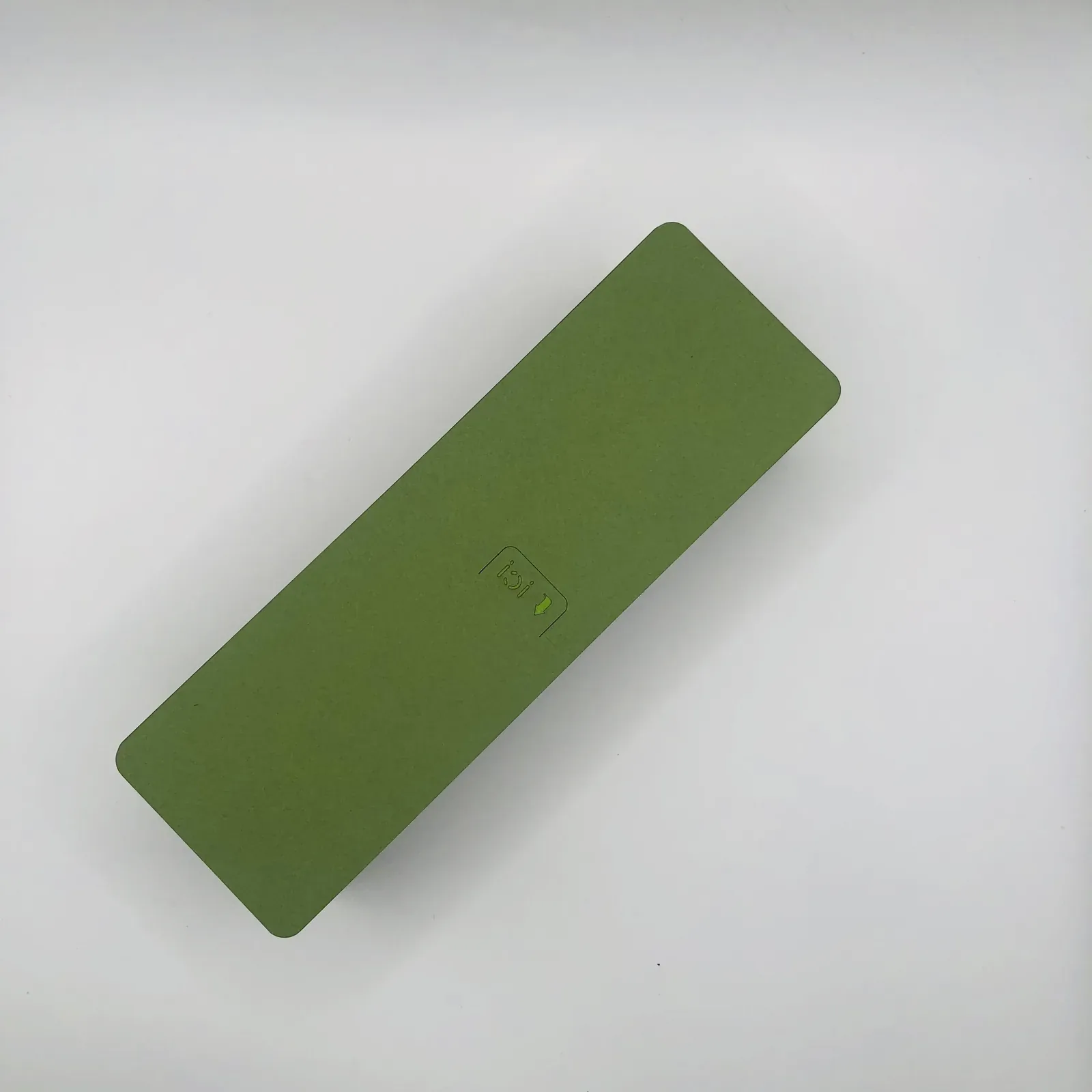 Un marque-page seul, vert olive, avec sa marque en creux