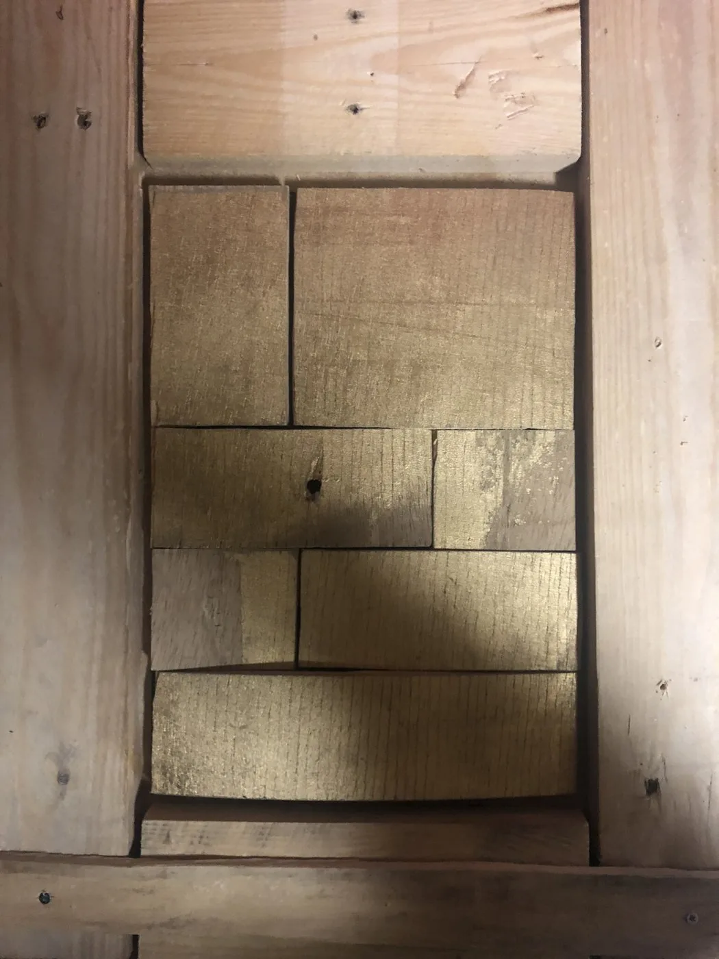 L’atelier de fabrication de la presse, établi couvert d’outils et de chutes