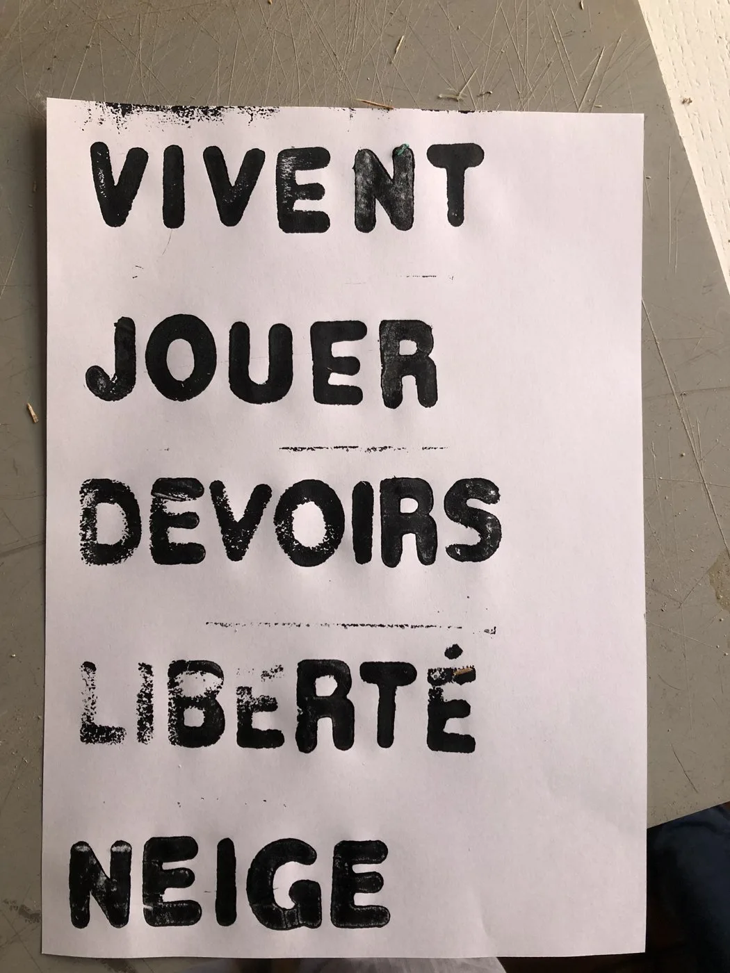 Un tirage sur papier : vivent jouer, les devoirs, la liberté, la neige