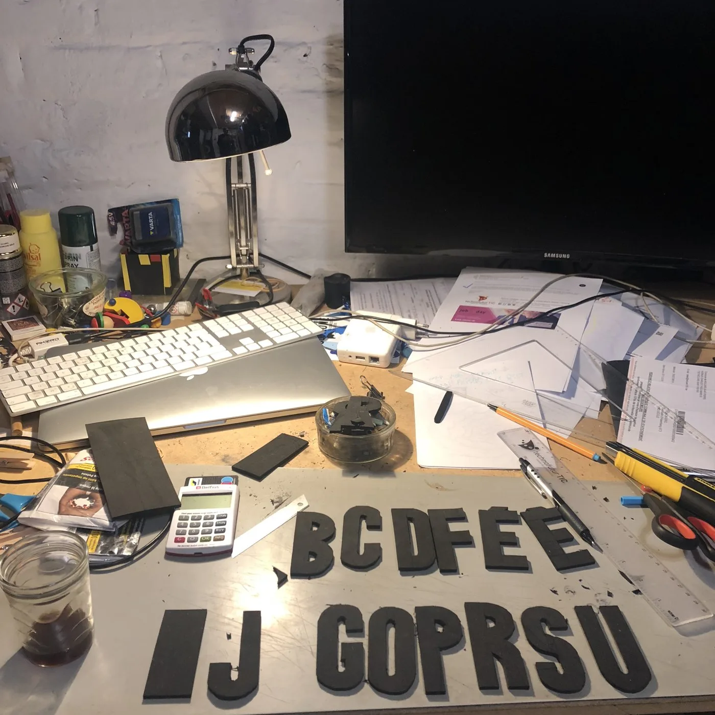 La table d’atelier pendant le montage de la presse