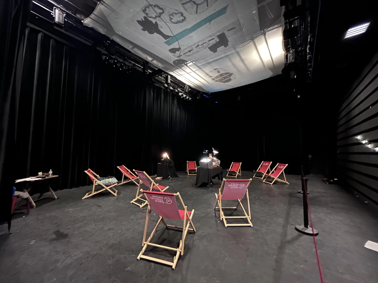 La boîte noire prête à recevoir le public : les transats installés en arc, la machine au fond